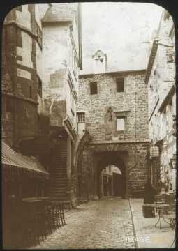 Une rue (Mont-Saint-Michel)